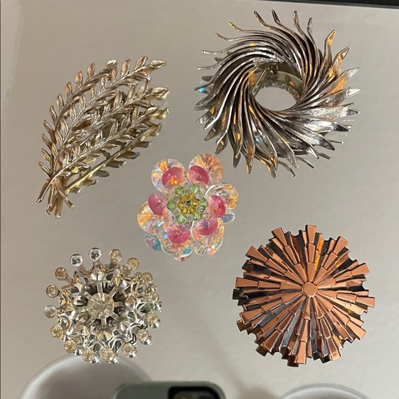 Jewelry - Lot of 5 Vintage Brooch Set in Sunbursts and Swirls